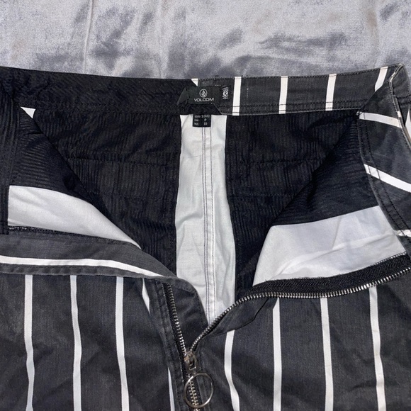 Volcom black and white skirt! - Picture 2 of 3